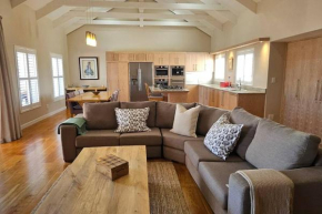 BayView Sunset Villa on Thessen! Large one bedroom unit with King Bed and Sofa bed